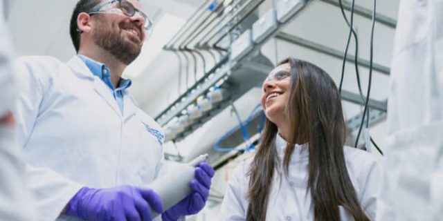 diagnostic-lab-people-meeting